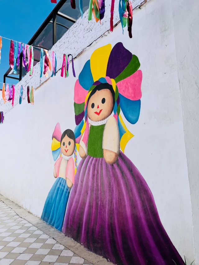 Caminando ando… 🚶🏽‍♀️🌇
De esas calles que te invitan a perderte y, sin querer, te encuentras.
Calles que te hacen parar, mirar, respirar…
Qué bonito que aún existan caminos chulos por recorrer,
esos que te regalan silencios, sorpresas y un poquito de paz.

Que nunca falten los paseítos que nos reconectan con la vida.
Bonito día 💛

.
.
.
#alto_voltaje_emocional #méxico #queretaro #recomiendolibros #blogpersonal