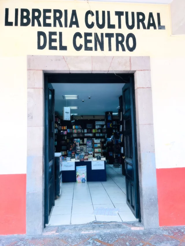 “Un libro no es una cosa, es una conversación.” — Gabriel Zaid 📖
Hay algo muy chulo en descubrir lo que guarda una librería… y aquí les dejo un poquito de las librerías locales de mi Querétaro hermoso 🩵. Me dio mucha alegría ver que las librerías de toda la vida siguen ahí, esperándonos. Aunque no estén en redes ni tengan grandes decoraciones, conservan algo que no se compra: el cariño de sus lectores.
También volví a esas librerías de segunda mano que tanto me gustan… y sí, encontré varias joyitas.
Que las librerías nunca nos falten y que siempre haya libros esperando por nosotros 📚💛
Bonito día 😘
.
.
.
#alto_voltaje_emocional #méxico #queretaro #librerias #recomiendoleer