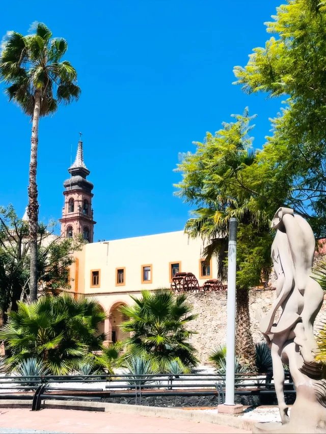 “Andar por los caminos de México es andar por los caminos del alma.” — Carlos Fuentes

Amo los museos queretanos, desde esos que nos comparten la historia mexicana hasta los que nos muestran el talento de artistas locales 🎨. Pero, sobre todo, amo perderme entre los jardines de sus patios hermosos… muchos de ellos parecen museos vivientes 🌿. Cada rincón te cuenta algo, te susurra una historia.

Aquí en estas foticos 📸, el bellísimo Museo de Arte y la imponente Iglesia de Santa Rosa de Viterbo. Dos joyitas que me hacen suspirar cada vez que las visito.

Que nunca se nos acabe el asombro por lo nuestro 💛

.
.
.
#alto_voltaje_emocional #queretaro #méxico #museos #arte #santarosadeviterbo