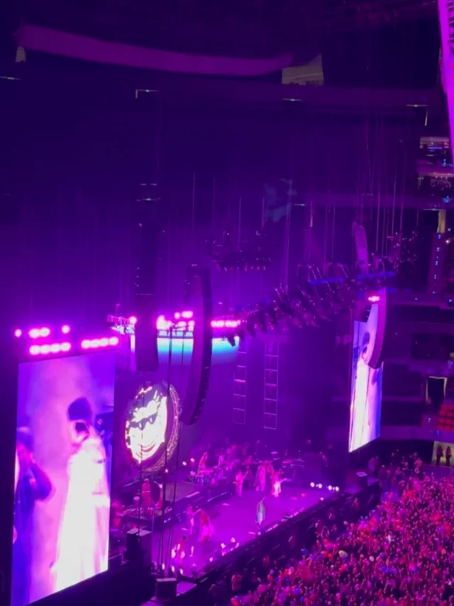Voy a atesorar muchos recuerdos preciosos de mi viaje a México, pero hoy quiero compartir lo chulísimo que fue recibir una sorpresa hermosa: ¡estar en el concierto de una bandita que me pone MUY de buenas… Los Caligaris! 🎺🎶

Jamás imaginé esta sorpresa. Este año, sin duda, ha sido mi año de conciertos 🎤. Nunca había ido a tantos y, con todo y mi alto voltaje emocional, los he disfrutado muchísimo. Me siento profundamente AGRADECIDA por tener humanitos tan chulis que me acompañan en estas aventuras. 🫶🏽

Mil gracias a mi gran amigo por esta sorpresa tan bonita… eres lo máximo, ALWAYS 💛.

Aquí un poquito del concierto… y ya saben, cuando anden bajoneaditos, ¡pongan a los Caligaris y verán cómo se les alegra el corazón! 

Bonito día 😘
.
.
.
#alto_voltaje_emocional #loscaligaris #méxico #arenaciudaddemexico #argentina