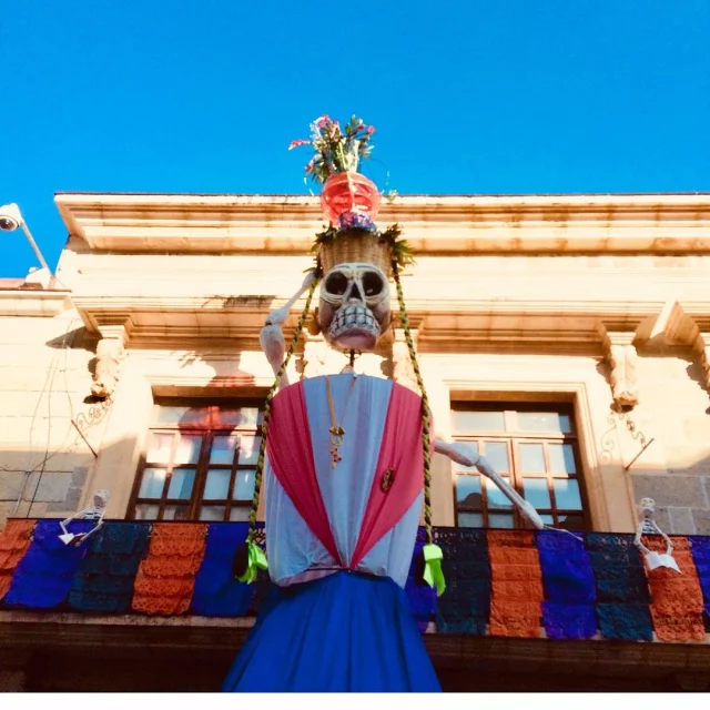“La muerte, para nosotros, no es el final: es pretexto para la memoria.”
— Juan Villoro 🇲🇽
Tengo dos recuerdos que atesoro con el alma sobre esta tradición tan bonita que tenemos como mexicanos: el Día de los Muertos. 💀🌼
El primero es el altar que hacía mi abuelita. Lo preparaba con tanto amor, tanto detalle, que bastaba verlo para que se te enchinara la piel: los colores, los olores, el papel picado bailando con el aire... Amaba ir a su casa solo para sentarme a contemplar su ofrenda. 
El segundo es que mi papá nos hacía nuestras calaveritas literarias.
Sí, esas rimas juguetonas que se burlan con cariño de la muerte. A él le emocionaba entregárnoslas, y luego nos ponía a escribir las nuestras… pero ninguna nos salía tan chula como las suyas. 📝💀
Y bueno, si te das una vuelta por este carrusel, al final encontrarás una calaverita dedicada a este blog loco de emociones y desahogos que comparto contigo.
Que nuestros muertos siempre tengan luz para descansar y amor para seguir vivos en nuestros recuerdos.
Bonito día 😘
.
.
.
#alto_voltaje_emocional #diademuertosmexico #díademuertos #blogpersonal