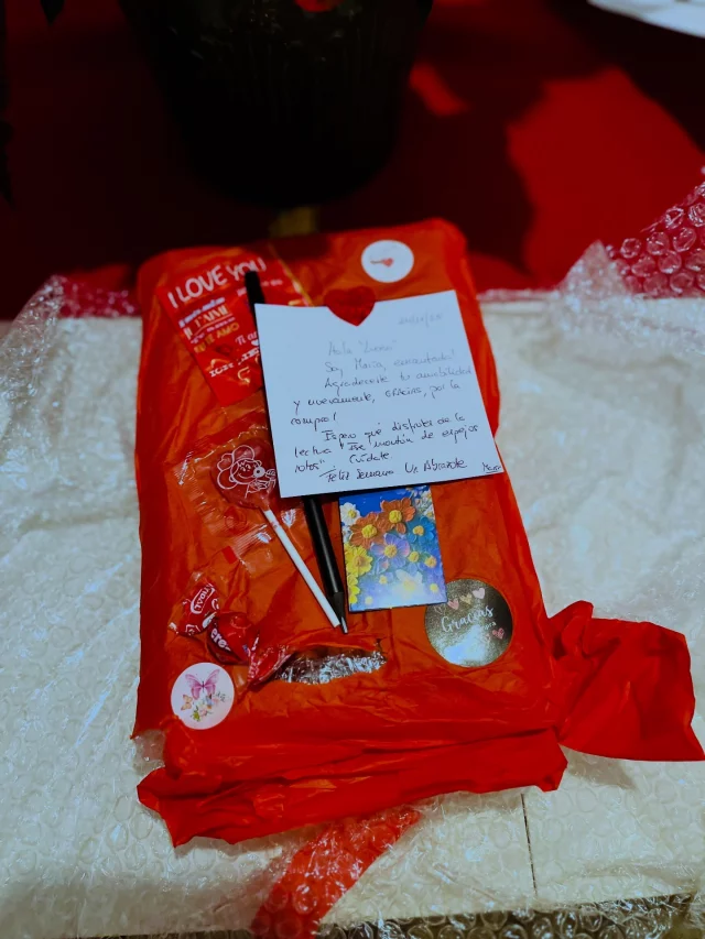 La vida siempre manda regalitos de forma inesperada… 🙋🏽‍♀️

En una de mis compritas de libros de segunda mano por Wallapop, me llevé una sorpresa que me hizo llorar de emoción. 🥹📚

La persona que me envió el libro lo hizo con tanto cariño: venía envuelto de forma preciosa, con una tarjetita dirigida a mí, dulces, un lápiz, un separador… ¡todo tan pensado y tan bonito!

Me conmovió muchísimo recibir algo así de alguien que no me conoce.
Ese detalle me regaló un rayito de luz y ternura que no voy a olvidar. 💝

Gracias, gracias, gracias. 💛

.
#alto_voltaje_emocional #librossegundamano #recomiendoleer #wallapop