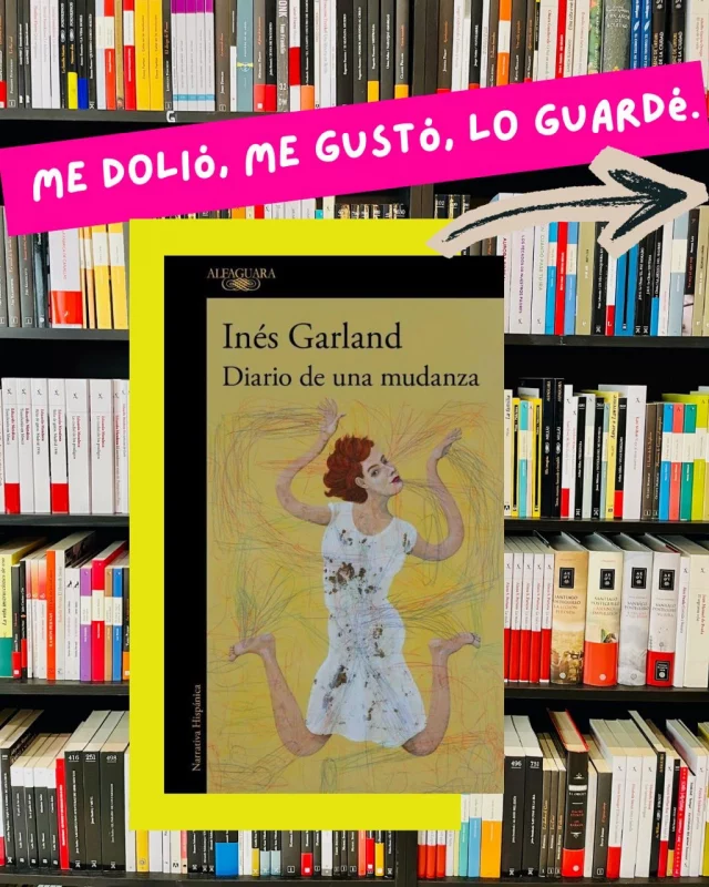 Este fue mi primer libro de 2026 y no pudo ser más revelador.
No conocía ni a la autora, Inés Garland, ni tenía el libro en el radar. Lo elegí porque trata un tema que me tiene viviendo en modo torbellino: la menopausia.
Bueno, en realidad, la perimenopausia… porque todavía no llego a la otra orilla, pero esta antesala ha sido, sin duda, uno de los viajes más intensos que me ha tocado vivir: conmigo misma, con mi mente, con mi cuerpo…
Me he preguntado si este libro puede ser entendido por quienes no están habitando esta etapa. Y la verdad: no lo sé. Porque lo que se vive aquí dentro, muchas veces ni nosotras lo podemos explicar. En el libro acompañamos a la protagonista en su lucha contra el sinsentido, en esa batalla entre lo que siente y lo que “debería” sentir, según dicen los demás.
Aquí se le aparecen todos los fantasmas que creía superados y que a muchas nos pasan: los kilos que no se van, la tristeza que no entiendes, las carnes que ya no se acomodan, las migrañas, los dolores raros, los silencios incómodos, los síntomas de la nada.
Está escrito así como se vive el viaje del climaterio: a veces a página llena, a veces solo hay un párrafo.
Hay momentos de mordacidad, pero también de humor, porque hay que decirlo: esto, a veces, es tan absurdo que da risa.
Leer Diario de una mudanza me hizo sentir menos sola.
Qué necesarios son los libros para compartir nuestras experiencias, pero ojalá los libros que se escriban sobre este tema sean sin filtro, sin poses, sin querer encajar en esa idea de lo que una mujer “debería ser”.
Yo tengo días de esperanza y otros de “quiero tirar la toalla”, pero si esto que estamos viviendo ayuda a dejar el camino un poquito más limpio para quienes vienen detrás, entonces ya valió la pena.
Si estás en esta etapa o te da curiosidad saber cómo se siente… léelo.

Y si quieres platicarlo, aquí ando. 🫶🏽

Gracias por leerme 💛 
.
. 
#alto_voltaje_emocional #inesgarland #alfaguara #libros #2026