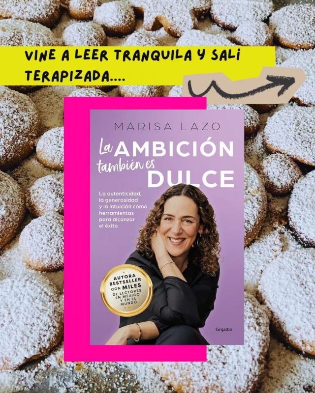 Este 2026 ha arrancado con los libros sacudiéndome bonito... 📚
Este libro me lo regaló mi hermano hace un año y, confieso, tenía esa culpita de no haberlo leído 🙈. Lo tenía en la estantería viéndome con cara de “¿ya me vas a leer o qué?”, así que por fin me decidí, ¡y qué caricia tan bonita me llevé! Hasta terminé haciendo galletitas… 😍
Hoy hay muchísimos libros sobre mujeres empoderadas y emprendedoras, pero la historia de Marisa es diferente. Yo ya la conocía por varios pódcasts, y algo que me encanta es que en el libro se siente que te está hablando al oído. Tiene una forma muy suavecita de contar, pero con mucha claridad y corazón. Además, no se avergüenza de decir que es chillona, y pos yo, siendo bien chillona también, me sentí muy acompañada.
Marisa cuenta cómo empezó con su negocio de pasteles, cómo creció hasta tener un montón de sucursales, pero lo más valioso es todo lo que fue aprendiendo en el camino: cómo encontró su lugar, cómo decidió no vivir según las expectativas de otros, cómo disfruta su edad, cómo aprendió a pausar y a escuchar su propia voz bajándole el volumen al ruido externo... Esa parte fue mi favorita.
Al final del libro comparte las recetas de aquellas galletas y pasteles que la hicieron “famosa”. Y yo, que no disfruto nada de nadita lo relacionado con la cocina —más que comer, claro 😋—, pues fue tanta la inspiración que me provocó Marisa, que me lancé a hacer unas galletitas. ¡Y no saben lo mega delis que me quedaron! Solo seguí su receta, tal cual.
Esta vez el libro no solo me regaló una sonrisa… me regaló también una tarde preciosa, entre aromas dulces, recuerdos bonitos y galletitas recién horneadas 🍪
Si estás buscando una lectura que inspire, que abrace y que te deje con buena vibra, La ambición también es dulce; es un gran regalito para tu alma y tu corazón.
Gracias por leerme 🫶🏽
.
.
#alto_voltaje_emocional #marisalazo #grijalbo #libros #2026