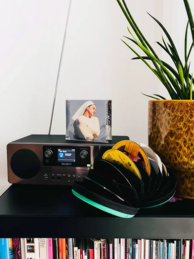 🎶 Hablemos de música...
Confieso que soy bien básica pa’ mis gustos musicales 😅🎧
No sé mucho, es una asignatura pendiente, pero de que la música me mueve… ¡me mueve! 💃🏽
Hay canciones que me suben hasta el cielo y otras que me apagan, me derrumban. Tenía en mi repertorio a un cantante que cada que lo escuchaba me provocaba un mar de lágrimas, pero hasta el pecho me dolía, sentía que no podía ni respirar, y cuando leí la vida de este señor lo entendí todo…🥺
Siempre he sentido que la música es mi botiquín emocional, mi botón de emergencia. Así que este 2026 decidí: ¡más música en mi vida! 💥
Mi humanito me regaló un radio con CD (sí, vintage total 😍), saqué mis discos de hace casi 30 años (sí, ya sé… rucona pero feliz 🧓🏽💿) y estoy escuchando de todo.
Amo el nuevo disco de Rosalía, no era fan, ¡pero ahora me pone FELIZ! 💃🏽 También ando picada con las estaciones locales y el flamenco, me hacen sentirme más parte de esta tierra 🩷
Ya tengo mis libros pa’ aprender más de música, pero mientras... aquí sigo con mis gustos comerciales, y muy feliz.
¿Alguna estación de radio o disco que quieras recomendarme? Estoy lista pa’ descubrir cositas nuevas 🎶
Que tengas un día rete chulis… ¡y que la música nos siga nutriendo el alma! 🫶🏽
.
.
#alto_voltaje_emocional #musica #2026 #lux #radio