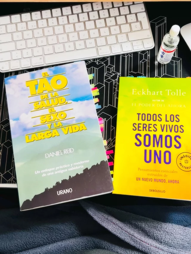 🌞 Mis lecturas matutinas…
Tengo un ritual mañanero que me hace feliz: estiramientos, respiraciones y unas paginitas con mi cafelito ☕📖
Antes leía cualquier libro por la mañana, pero un día terminé una novela tristísima y empecé el día a moco tendido 😭… Así que decidí que por las mañanas solo leo cosas que me apapachen el alma 🫶🏽
Este año arranqué con dos joyitas que estoy leyendo a sorbitos:
📚 El Tao de la salud, el sexo y la larga vida —me está fascinando. Hay ideas que me rompieron esquemas (¡y mi cabecita no lo supera 🤯!), pero también me han dado prácticas hermosas como estirarme al despertar, respirar consciente, tomar infusiones, etc.
📚Todos los seres vivos somos unos —este me lo regalaron hace dos años en mi cumple 🎂🌿. Es una relectura muy especial, creo que el libro me pidió volver… porque varias enseñanzas se me quedaron pendientes de aplicar 🫣 jeje.
¿Lo mejor? Empezar el día sintiéndome conectada conmigo misma.
Sí, hay que levantarse más temprano, pero el cuerpo es sabio, se adapta… y ya hasta se despierta solito 😎.
Que tu día esté lleno de rituales que te abracen bonito 💛
.
.

#alto_voltaje_emocional #libros #2026 #rituales #tao