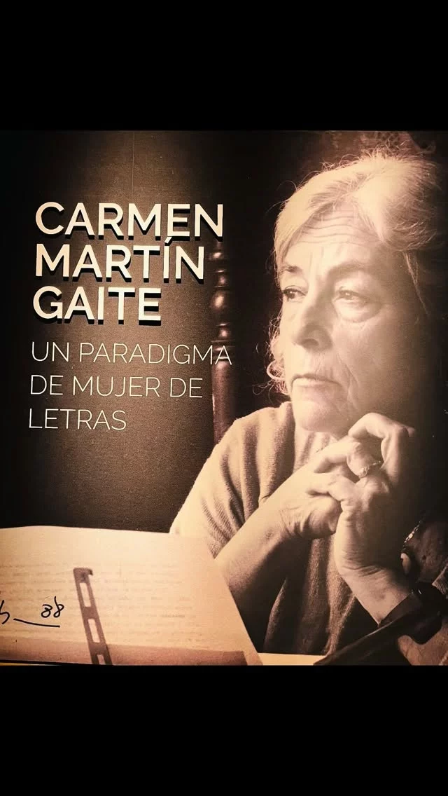 Un día bien inspirador 🫰🏽🥰🇪🇸
Conociendo más del legado de Carmen Martín Gaite, una escritora con una pluma tan lúcida como valiente.

📖
«No me pierdas de vista, padre, tenme cerca; y cuidado con el único enemigo que acecha a tu supervivencia: los bordillos.»

📝
“Se escribe para lanzar al aire nuevas preguntas, para interrumpir los asertos ajenos, para tratar de entender mejor lo que no está tan claro como dicen. Para poner en tela de juicio incluso lo que uno mismo cree saber.”
(“Dar palabra”, 1988)

Qué bonito es seguir aprendiendo de quienes abrieron camino con su voz.

.
.
#alto_voltaje_emocional #carmenmartíngaite #bibliotecanacionaldeespaña #madrid #libros