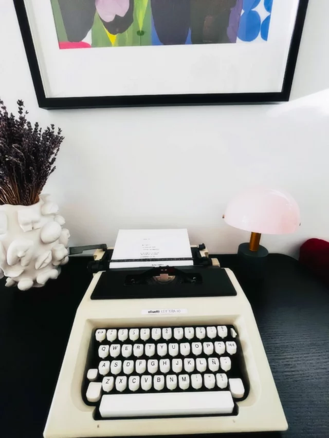 ❤️ Amo escribir en mi maquinita. Nunca imaginé que teclear ahí sería tan relajante: me baja el ritmo, le pone pausa a mi cabecita y calma la rumiación. Pongo musiquita (o silencio) y dejo que mis dedos conecten, pasito a pasito. El ruido del teclado —que sí, me encanta— me devuelve a mí 💛.

Que hoy tengas algo que te abrace bonito.
.
.
#alto_voltaje_emocional #2026 #gratitud #calma #olivettitypewriter