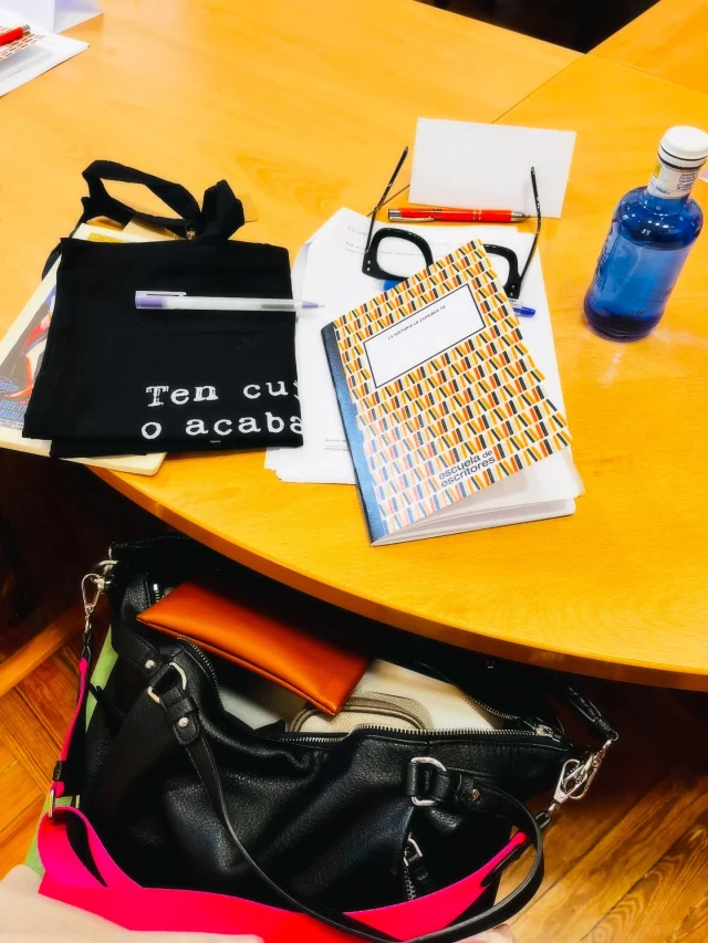 Volviendo al cole… y esta vuelta sí que me ha costado. 🙈
Soy una montaña rusa de emociones: me gusta ver gente, abrazar, conversar… pero a las dos horas ya estoy agotada. Lo intento —siempre lo intento—, pero a veces no puedo. Y hoy decidí dejar de pelearme conmigo y solo observarme.

Esta mañana fue reveladora. Escribí sin freno de mano, sin filtro, sin querer “hacerlo bonito”. Y cuando me releí… me sorprendí. Hay cosas ahí que ni yo sabía que estaban esperando salir.

Quiero volver a la escritura como refugio. Para escucharme. Para bajarle volumen al ruido interno. Para caminar un pelín más ligera.

Para mí, de eso va escribir: no para impresionar, sino para entenderme. 💛

.
#alto_voltaje_emocional #escritura #libros #2026 #madrid