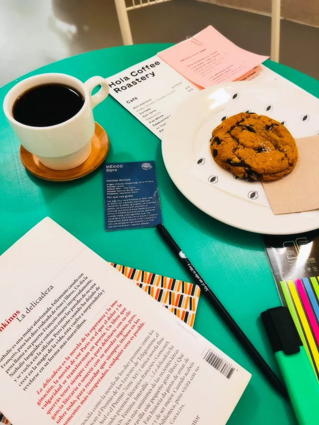 Hablemos de un postureo fallido… 😂
Me encantan esas fotos tan chulis donde alguien presume lo que está leyendo y lo que está tomando ☕📖, así que yo, muy aplicada, me fui a una cafetería rete chulis a hacer lo propio… y fue un fallo épico 🤦🏽‍♀️.
No aguanté ni tres páginas. Soy una señora gruñona con el ruido 😅; mi mente nomás no da para concentrarse entre tazas, conversaciones y cucharitas chocando.
Así que cerré el libro, respiré profundo y acepté mi realidad. Y ya que estaba ahí, decidí hacer lo que sí podía: disfrutar mi cafelito ☕💛.
Era mexicano, de Chiapas 🇲🇽, y sorbito a sorbito me fue revelando su historia, su dulzura, sus notas cítricas… y su magia.
Moraleja: a veces no se puede leer, pero siempre se puede saborear la vida. 😉
.
.
#alto_voltaje_emocional #madrid #cafe #libros #2026