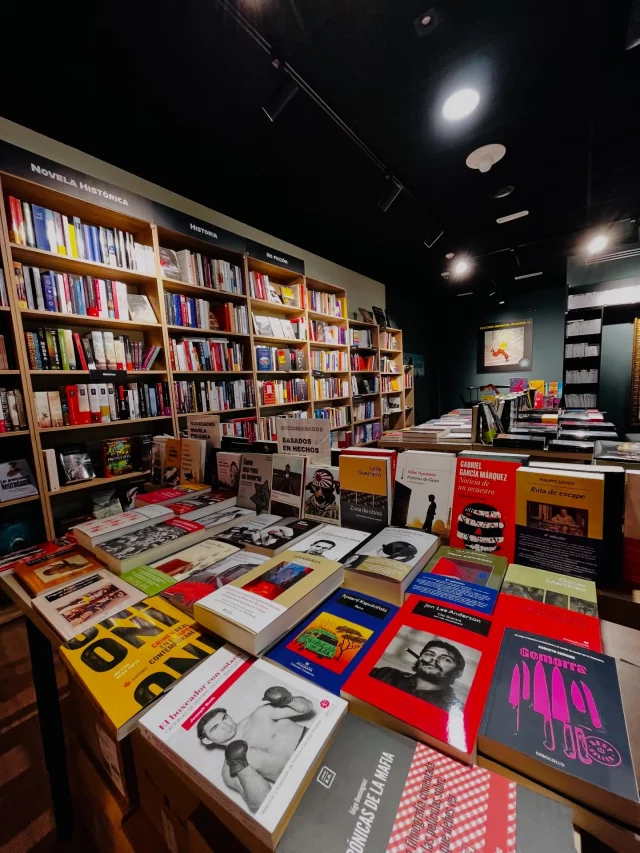 Amo las librerías de barrio 📚, pero las amo todavía más cuando me tratan bonito. Porque, siendo sincera, me ha pasado que ves cuentas de Instagram súper interesantes, te animas a ir… y al llegar te encuentras con prisas, caras largas y atención exprés. Y sí, entiendo el ritmo del mundo y las presiones, pero no hay nada tan delicioso como una sonrisa y un “este libro también te podría gustar…” 💛
Justo así fue mi experiencia en El Halcón Maltés.
Llevaba tiempo siguiendo su cuenta; me encantan las recomendaciones de su librero (ya me hizo anotar varios títulos en mi lista de deseos 😅). En mi primer viaje del año a Madrid estaba clarísimo: tenía que ir.
Y qué acierto. Desde que entré, me recibieron con una amabilidad que se siente genuina. El primer librero que me atendió fue cálido, paciente, siempre dispuesto a ayudar. Y al pagar… me regalaron una bolsa preciosa 🥹 (sí, esa misma que ya había fichado en fotos y que es CHULÍSIMA). Mi corazón, oficialmente, explotó.
En un mundo cada vez más virtual y acelerado, valoro muchísimo a los humanitos que se detienen para regalarte una sonrisa, un saludo, una conversación real. Eso no se compra online.
Qué bonito encontrar libreros que hacen tan bien su trabajo y construyen un espacio tan cálido. Si logramos conservar estos lugares, todavía hay esperanza para nosotros.
Gracias, equipo de El Halcón Maltés, por una tarde preciosa en Madrid.
.
.
#alto_voltaje_emocional #librerías #2026 #libros #madrid