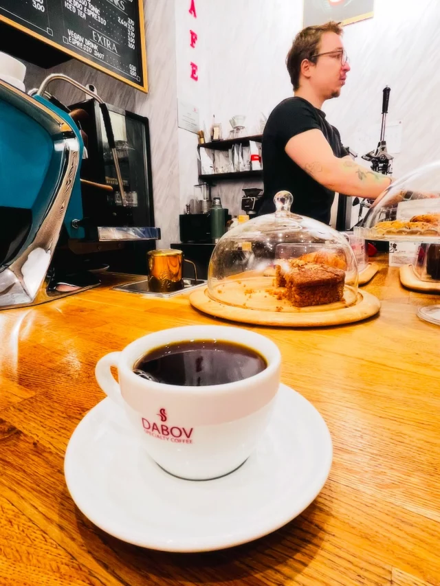 Hay muchas cafeterías de especialidad en Madrid…
pero pocas te hacen sentir especial. 

En este viaje probé MUCHAS.
Muchísimas.
Pero hubo una que me robó el corazón: @dabov.spain Dabov Specialty Coffee ☕😍

No es solo la calidad (que es impecable).
No es solo la carta (aquí hay café real, sin sabores artificiales disfrazando nada).
Es el alma del lugar.

El ambiente respira respeto por el buen café.
Cada detalle está pensado.
Y el barista… otro nivel.

Amable. Cercano. Apasionado.
De esos que no solo preparan café, sino experiencias.

El primer día vi cómo reconocía a varios clientes y sabía exactamente qué recomendarles.
Para los perritos, regalitos listos 🐶💛

Volví dos días después…
y me reconoció.
Y me preguntó si quería repetir la bebida que había tomado antes.

En una ciudad llena de gente.
Entre cientos de clientes.
Se acordó.

Eso no es marketing.
Eso es amor por lo que haces.

Mi humanito y yo le hicimos mil preguntas sobre el café y nos compartió todo con una sonrisa enorme. Sin prisa. Sin ego. Solo pasión.

Mil veces bravo por los lugares que entienden que el lujo no es el precio, es el trato. 🙌🏽

Porque sí, el café estaba increíble…
pero lo que realmente conquistó fue ese trato con humano.
.
#alto_voltaje_emocional #dabovspecialtycoffee #cafe #madrid #2026