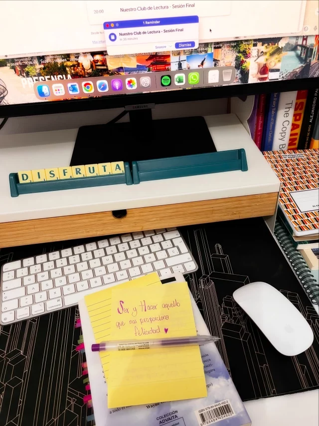 Qué bonito es compartir nuestras lecturas… pero todavía es más bonito compartirlas con quienes amamos. 📚💛

Este febrero me regaló algo precioso: leer un libro entre primas. Sin importar la distancia, ahí estuvimos cada domingo, puntuales, para conversar, conectar y sabernos cerquita.

Hoy terminamos el libro y fue hermoso. Más allá de la historia que leímos, lo verdaderamente valioso fue conocernos más, descubrir esos hilos invisibles que nos unen y confirmar que estamos profundamente conectadas.

Mi corazón está feliz y agradecido por esta experiencia tan linda con mis mujeres hermosas.

Ahora sí, me voy a dormir con el alma suavecita y apapachada. 🫶🏽

Gracias, las amo.

.
.
.
#alto_voltaje_emocional #clubdelectura #libros #2026