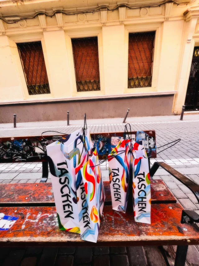 Algunas “inversiones” que se me fueron tantito de control… pero lo valen, jiji 📚🤭

Nunca imaginé hacer fila para comprar libros y, cuando por fin entro, ¡zas!, ofertas por todos lados. Claramente era la señal que necesitaba para llevarme unas cuantas bellezas más a casa.

Así vamos, pasito a pasito, construyendo nuestra biblioteca soñada.

Por una vida con hartos libros 🫶🏽
Bonito día.

.
.
#alto_voltaje_emocional #taschen #libros #libreria #2026