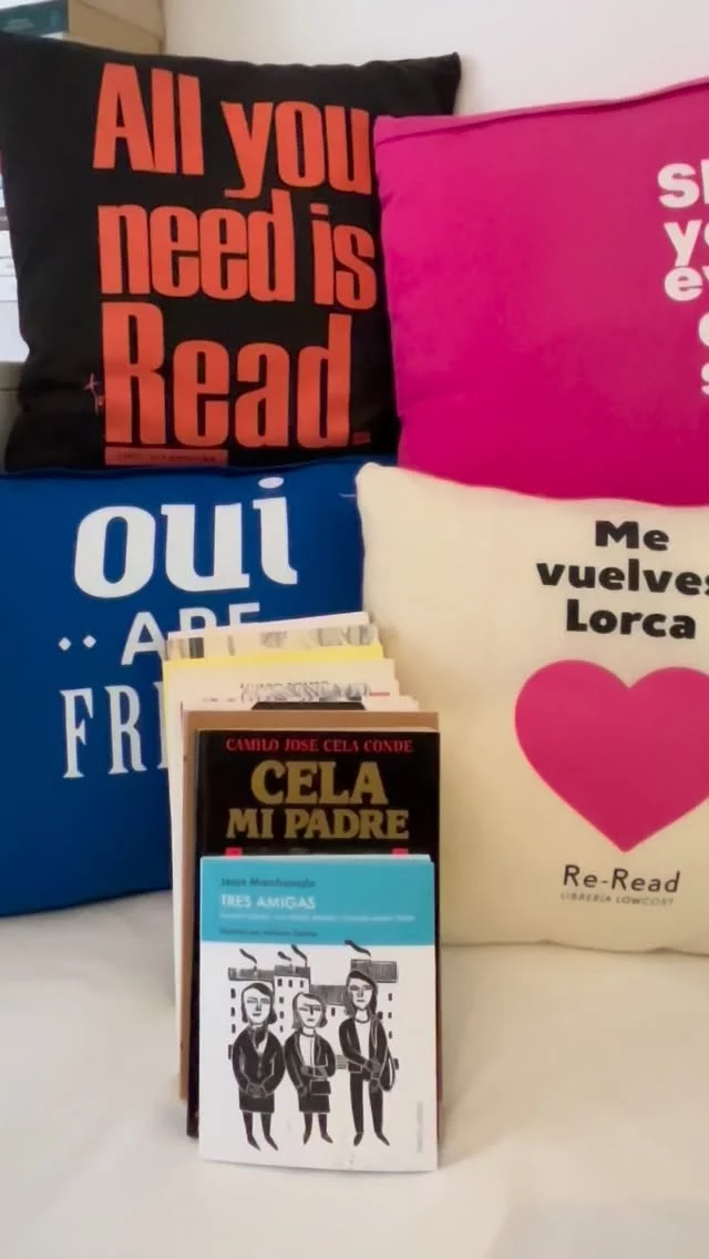 Ups… y aquí otras “inversiones” que se me salieron de las manos 🤭📚
Las librerías de Madrid básicamente le hicieron un pequeño saqueo a mi tarjeta… y yo feliz, la verdad.

Tengo mil ganas de leerlo TODO. Ese momento en el que miras la pila de libros y sabes que te esperan muchas horas bonitas… no tiene precio.

Por una vida con hartos libros 🫶🏽
Bonito día.

.
.
#alto_voltaje_emocional #madrid #libros #bookstagram #2026