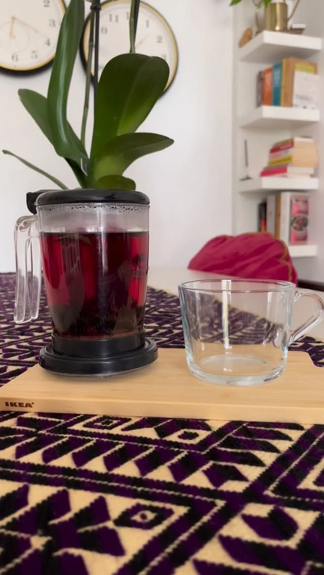 Nada tan deli como una infusión pa’ apapachar el corazoncito 💛
Y hoy estoy especialmente feliz, porque este blend es creación mía… y no es por nada, pero me quedó mega deli, jiji 🫖

Cedrón + jamaica + canelita… una combinación que abraza bonito .

Bonito día.
.
.
#alto_voltaje_emocional #tealovers☕️ #2026 #gratitude #infusiones