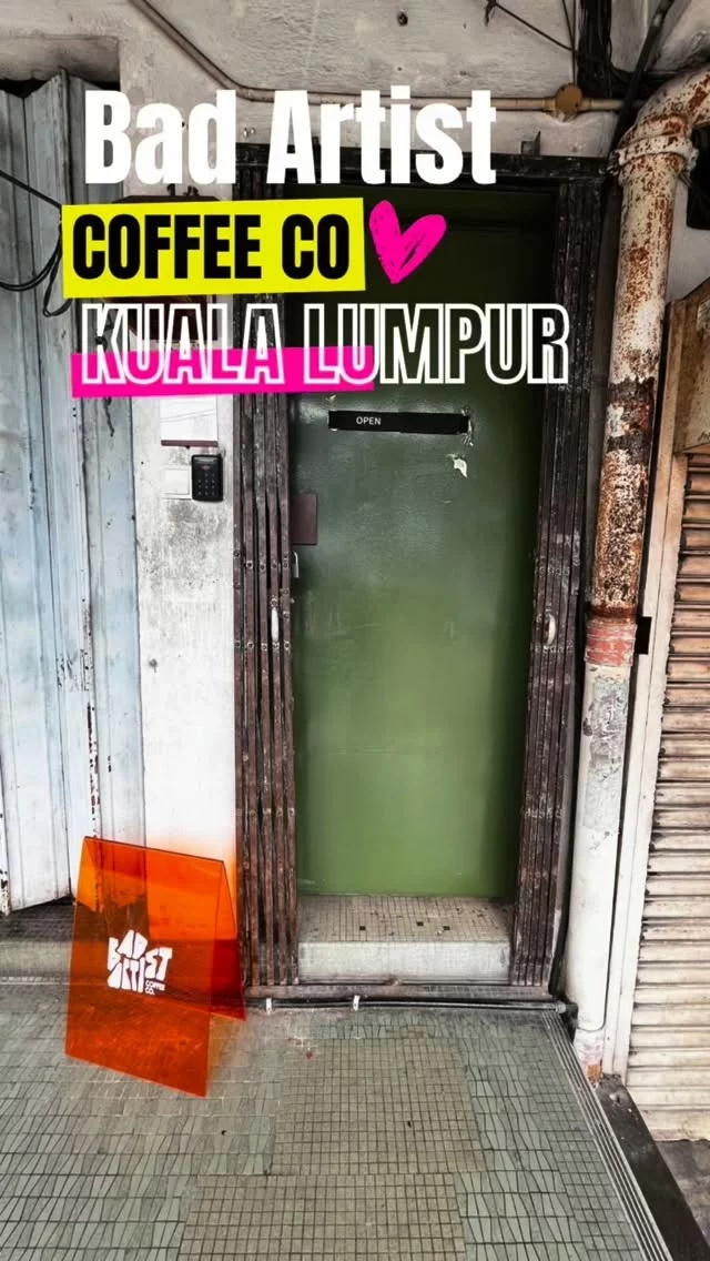 Probé un café que solo existe en esta parte del mundo… y…☕👀
Aquí va otra cafetería de especialidad en Kuala Lumpur que me encantó.
Se llama Bad Artist y tiene una vibra súper chula.
Desde que entras, todo te invita a bajar la velocidad:
los detalles, el espacio, la calma…
De esos lugares donde te dan ganas de sentarte sin prisa y disfrutar tu cafelito en modo relax.
Pero lo mejor vino después.
Aquí probé por primera vez café Liberica,
una variedad que casi solo se produce en el sudeste asiático.
Y claro… tenía mucha curiosidad.
Expectativas vs realidad:
Realidad ultra superada 🤯
El sabor era completamente nuevo para mí.
De esos que despiertan las papilas y te recuerdan que el café todavía puede sorprenderte.
Fue como volver a probar café por primera vez.
Sin comparar, sin analizar demasiado…
solo dejando que el sabor ocurra.
Y esos momentos… son magia. ☕
📍 Bad Artist
10, 10A, Jalan SS2, SS 2
47300 Petaling Jaya, Selangor
.
#alto_voltaje_emocional #kualalumpur #coffeelover #coffeespecialty #badartist