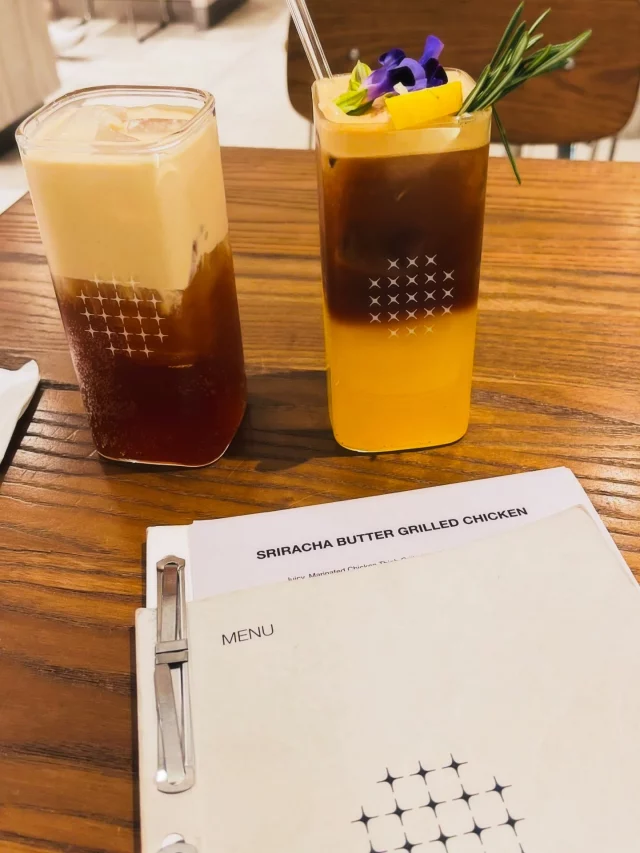 Siempre dudo de los rankings, premios y listas de “los mejores del mundo”. Ya sabemos que muchos pueden ser bastante… discutibles 😅.

Pero la curiosidad pudo más. Este año publicaron la lista de las 100 mejores cafeterías del mundo, y aprovechando el viaje me lancé a conocer la número 8: ONO Specialty Coffee & Matcha en Kuala Lumpur.

Llegué… y había fila. Casi tiro la toalla. Pero algo me dijo: aguanta.
Y menos mal que aguanté.

Porque, de verdad: todo está espectacular.
El café.
El matcha.
La comida.
Los postres.

TODO.

De hecho, fue de las cosas más deliciosas que probé en Malasia (y eso que aquí el nivel de comida es altísimo).

Volví a pedir mi querido café liberica, que aquí lo preparan increíble. Y, aunque normalmente no soy fan de mezclar el café con otras cosas, me animé a probar un cóctel con café… y omagosh: mega turbo deli 🤯☕

Tanto me gustó el lugar que… sí, volví.
Una vez.
Dos veces.
Tres veces 🤭

De esos sitios que no solo visitas: los repites.

📍 ONO Specialty Coffee & Matcha
47, Jalan SS 2/30, SS 2
47300 Petaling Jaya, Selangor, Malasia

En el carrusel les dejo todo lo que probé 👀☕

.
.
#alto_voltaje_emocional #bestcoffeeshops #coffeelover #coffeetrip #2026