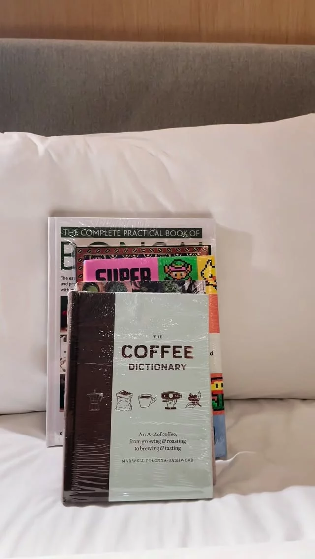Aquí algunas de las “inversiones” que se vinieron conmigo en este viaje 📚🤭

Sí… mi espalda ya está reclamando por llevar tantos libritos en la maleta 😅, pero ¿qué le vamos a hacer? Cuando se trata de libros, una pierde toda la prudencia.

Y bueno… todo sea por seguir construyendo la biblioteca 😌📚

.
.
#alto_voltaje_emocional #bookstagram #libros #2026 #bookshop