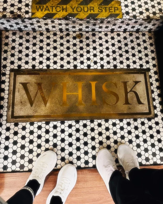 Este viaje a Kuala Lumpur me enseñó algo que no esperaba: el mejor café no siempre lo encuentras en Google… ni siquiera en Google Reviews. ☕👀

Llegué con mi lista perfecta de cafeterías: recomendaciones de internet, rankings, algoritmos… todo muy bien planeado.
Spoiler: no usamos casi nada de esa lista.

El primer día fuimos a la única cafetería que ya conocíamos en KL. Pedimos un cafelito y empezamos a platicar con el barista que nos lo preparó… y ahí cambió todo.

Con una amabilidad increíble empezó a recomendarnos otras cafeterías para visitar. Ninguna estaba en mi lista. Pero decidimos confiar.

Y menos mal.

Al día siguiente cambiamos todo el plan y fuimos a los lugares que él nos sugirió. Resultado: las mejores experiencias cafeteras del viaje. Lugares con alma, con gente apasionada por el café, con ese ambiente que te hace quedarte más tiempo del que pensabas.

Volvimos a darle las gracias… y nos recibió con una sonrisa aún más grande.
Ya tenía nuevos cafés listos para que los probáramos. Se sentó con nosotros, hablamos de café, de sabores, de métodos, de todo.

Al día siguiente nos volvió a invitar a pasar. Y claro… regresamos.

Fue un privilegio probar los cafés que nos preparó, escuchar su experiencia y aprender un montón. Incluso nos ayudó a encontrar accesorios para preparar café que nos salieron mucho más baratos que en España.

En nuestro último día fuimos a despedirnos y agradecerle todo. Nos sonrió y dijo algo que se me quedó grabado:

“Coffee family is about sharing.”

Y creo que tiene razón.

Desde que empecé a adentrarme en el mundo del café de especialidad, siento que he encontrado una nueva familia. Gente que comparte lo que sabe, que celebra una buena taza de café y que disfruta ver la sonrisa del otro al probar algo delicioso.

En un mundo que a veces se siente tan duro, encontrarte con personas así es un regalo.

Si algún día pasan por Kuala Lumpur, vayan a conocer su lugar:

Whisk Outpost @whisk_kl 
📍 G139, 1 Utama Shopping Centre
Petaling Jaya, Selangor, Malasia

Porque a veces el mejor viaje empieza con una simple conversación… y una taza de café. ☕

#alto_voltaje_emocional #whisk #coffeelover #coffeefamily #2026