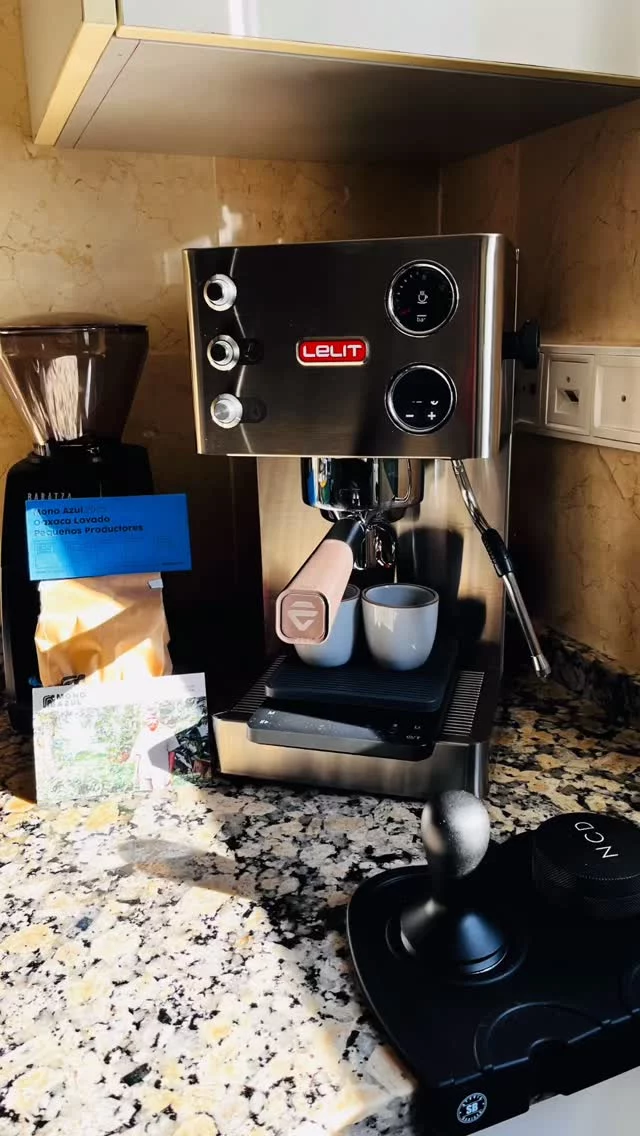 En esta casa, el ritual del cafelito es sagrado ☕

Y ahora… con este nuevo juguetito, estamos en modo felicidad máxima 🤭💅🏽

Además, nos llegó un regalito hermoso: un cafelito mexicano perfecto para espresso 🇲🇽🤎
Y no es por presumir, pero el de hoy estuvo… MEGA ULTRA DELI 😍🔥

De esos que te hacen cerrar los ojos y decir: gracias, vida 🫶🏽

Bonita tarde…
.
.

#alto_voltaje_emocional #coffeelover #lelit #expresso #2026