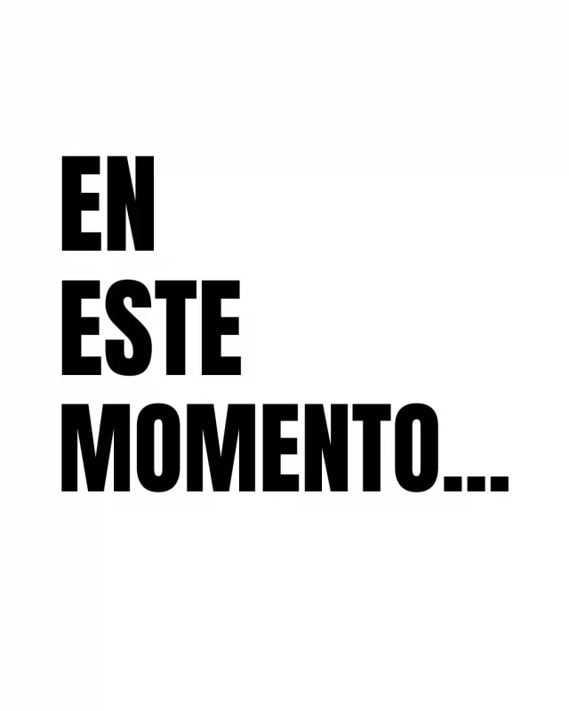Paremos unos minutos… solo 5.
Vamos a escucharnos. 🫀

El ejercicio se llama: “En este momento…” ✍🏽

Me lo enseñaron hace unas semanas en un curso de escritura y, la verdad, fue muy revelador… y muy depurador.

La idea es simple: escribir durante 5 minutos, sin filtros, sin corregir, sin pensar demasiado… solo dejar que salga lo que tenga que salir, empezando con esa frase: En este momento…

Desde que lo aprendí, lo practico seguido. Y me sorprende. Mucho.
A veces las palabras fluyen… y otras, cuesta sacarlas. Y también está bien.

Ese día, después de leer lo que escribimos, la profesora nos dijo algo que se me quedó grabado:
nos cuesta mucho conectar con nosotros mismos.
Saber estar con lo que sentimos… en ese preciso momento.

Esto fue lo que salió de mí:

En este momento…
Me siento muy nerviosa. Me duele el estómago. No quiero que esto se me desborde. RESPIRO. Lo intento. Siento la tensión de mi cara, de mi mano al tomar la pluma, de mis dientes apretados, de mi respiración agitada. SUSPIRO.
No quiero oler, no quiero empezar a sentir, a conectar. Escucho todo. RESPIRO. Aflojo mi mano. Ahí voy. RESPIRO. No pasa nada, todo está bien. RESPIRO. Escucho las plumas, las manos, los ruidos de la calle, el camión. RESPIRO. Pasan la página, me siento. RESPIRO. Siento mi boca. RESPIRO.

Si hoy tienes 5 minutos, regálate este ejercicio.
Toma una pluma, conéctala contigo… y deja salir lo que esté ahí.

Te prometo que leerte puede ser muy revelador. 
Que hoy sea un día muy chulo. 💛
.
.
#alto_voltaje_emocional #pausa #booklover #escritura #2026