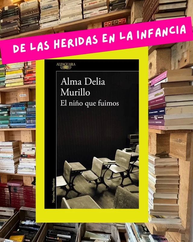 Hay un libro que llevo años regalando.

Y, cada vez que lo doy, algo en la otra persona se mueve.

Y esta vez se movió en mí.

Lo acabo de releer por tercera vez.

Volví a él porque se lo regalé a una personita muy especial… y cuando me compartió lo que le había movido, entré en pánico: no recordaba bien esa parte. Así que regresé.

Y esta vez dolió distinto.

Cuando llegué a ese momento, ya no solo vi a Óscar… también vi a mi personita ahí. Y lloré. Mucho.

¿De qué va el libro?
Acompañamos a Óscar, María y Román en su paso por un internado-orfanato en Ciudad de México. Tres niños que llegan por distintos motivos, pero el mismo día. Y ya sabemos… el destino haciendo de las suyas.

La historia es dura y hermosa a la vez. Es ver cómo tres niños enfrentan golpes que nadie debería recibir en la infancia: el abandono, la necesidad de ser queridos, la esperanza de que alguien nos proteja… y la tristeza de descubrir que, a veces, eso no pasa.

También es un viaje entre el pasado y el presente, entre lo que fuimos y lo que seguimos siendo.

Por eso me gusta tanto regalar este libro.
Porque cuando miro el mundo adulto, veo eso: niños intentando ser adultos, niños con traje, cargando heridas, buscando sentido, haciendo lo que pueden con lo que les tocó.

No creo que la infancia lo determine todo… pero sí creo que nos acompaña siempre.

Y leer sobre ella, a veces, nos ayuda a entendernos un poquito mejor.

Mi vida lectora es solitaria y me encanta así.

Pero hay algo que no tiene precio: cuando alguien lee lo que tú le das y vuelve a contártelo con sus propias palabras.

Gracias, personita. Por leerlo. Por compartirlo. Por hacer que yo también volviera.

📖 ¿Lo has leído? ¿Hay un libro que siempre regalarías aunque nadie te lo pida?

Cuéntame. Los comentarios de este espacio son mi parte favorita.

Bonito día.😘
.
#alto_voltaje_emocional #almadeliamurillo #alfaguara #libros #bookstagram