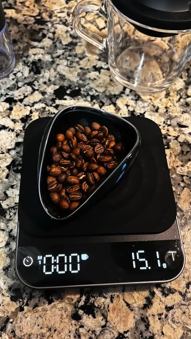 Nada como empezar el día así… cafelito y calma ☕

Modo práctica activado:
☕ Hario Switch (V60) 🇯🇵
☕ Espresso 🇮🇹

Aún puliendo la técnica…
pero de sabor: MEGA DELI 😍🔥

Porque esto no va de perfección…
va de disfrutar cada taza 🫀

.
.
#alto_voltaje_emocional #coffelover #hariov60 #lelit #caffeine