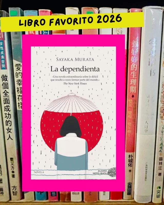 ¿Alguna vez has sentido que el mundo tiene un manual de instrucciones que a ti nunca te dieron?

La dependienta, de Sayaka Murata, es —hasta hoy— mi libro favorito de 2026.
Sí, suena intenso decirlo en marzo… pero de 24 libros que llevo, este se quedó conmigo.

Llegó sin planearlo. Yo iba muy disciplinada con mi “marzo asiático” 🤭… pero me salí del guion.
Y qué bendición.

No sé explicarte todo lo que me hizo sentir:
ternura, empatía, tristeza, frustración… y también risa. Porque sí, hay momentos involuntariamente chuscos que te descolocan.

Conocer a Keiko fue… incómodo y revelador.

Keiko tiene 36 años y trabaja en un supermercado 24 horas en Japón.
Es responsable, independiente, no hace daño a nadie.
Pero hay “un problema”: no encaja.

No quiere casarse.
No piensa en tener hijos.
No ambiciona subir de puesto.
No vive preocupada por su apariencia.

Y entonces, el mundo opina.
Pregunta. Juzga. Insiste.

Desde niña, Keiko entendió que era “diferente” y aprendió a copiar lo que veía en los demás para no incomodar. Hasta que encuentra su refugio en un lugar inesperado: el supermercado.

Ahí todo tiene reglas claras.
Un manual.
Un “cómo ser”.

Y ella lo cumple a la perfección.

Pero fuera de ahí… el ruido no para.

Y aquí viene lo potente de este libro:
¿qué pasa cuando no eres lo que el mundo espera?

Léelo para hacerte preguntas.
Para incomodarte un poquito.
Para verte —quizá— en Keiko… o en quienes la rodean.

Porque este libro no solo habla de Japón. Habla de cualquier sociedad que castiga lo que no comprende.

De cómo miramos al otro.
De cómo juzgamos lo “normal”.
De lo difícil que es simplemente… ser.

Un libro fácil de leer, pero con una profundidad que se queda dando vueltas en la cabeza.

📖 Este 2026, regálate a Keiko.

¿Has leído La dependienta? ¿O tienes un libro que te haya incomodado de la mejor manera posible?

Cuéntame en los comentarios. 

¡Bonito día!
.
#alto_voltaje_emocional #marzoasiatico #libros #novela #sayakamurata