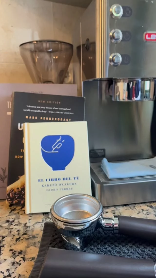 POV: tu obsesión por el cafelito y el tecito ya se volvió seria… ☕🍵📚

Porque sí… también se leen 🤭
Y aquí andamos, haciendo “pequeñas” inversiones para aprender más de estas delicias de la vida.

Nuestra biblioteca crece…
y nuestras ganas de seguir saboreando también 🫀

Porque entre más sabes, más disfrutas cada sorbito.

.
.
.
#alto_voltaje_emocional #coffelover #tealovers #libros #blogpersonal