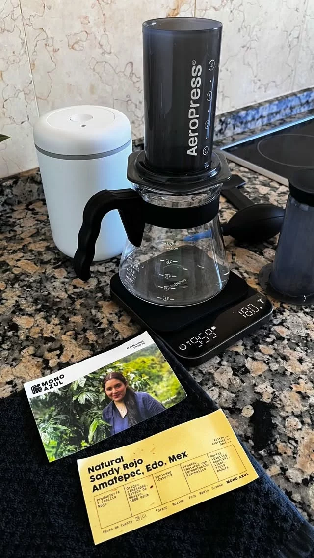 Hoy toca cafelito 🇲🇽 en modo experimento… ☕✨

Preparado con AeroPress 🇺🇸 🤭

Probamos una receta nueva…
y sí, está riquito 😍
pero todavía hay margen de mejora 🫣

Y justo eso es lo que más amo del cafelito:
que siempre hay algo nuevo por descubrir, ajustar, probar…

Una aventura constante en cada taza 🫀

Felicidad total ☕💛
Bonito sábado

#alto_voltaje_emocional #aeropress #coffeelover #rituales #cafemexicano