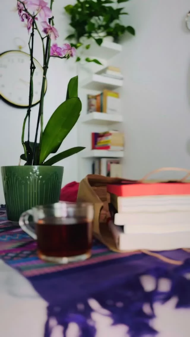 El peligro del Día del Libro: entras “a ver”… y sales con puras joyitas 🤭📚

Sábado de consentirme con los libritos que llegaron al hogar (benditos descuentos 😌)

Para el alma:
poesía de Alejandra Pizarnik y Gloria Fuertes 🫀

Para disfrutar y engancharme rico:
la trilogía de Tue del danés Thomas Korsgaard (ya necesito saber cómo termina esta historia 👀)

Y para una buena sacudida:
La hermanísima, sobre Corea del Norte… de esos que te dejan pensando.

La verdad… no aguanté nada en empezarlos 😅
porque cuando llegan libros así, no se esperan.

Gracias, Día del Libro, por empujarme tantito 🤭.

#alto_voltaje_emocional #diadellibro #casadellibro #bookstagram #libros