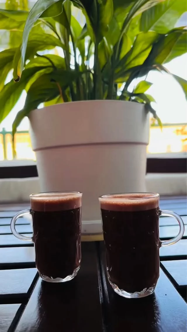 Hola, abril… llegaste bonito ☕🍫🫀

En este hogar no solo amamos los cafelitos…
también amamos el cacao 🤎

Y este, que llegó desde nuestro México lindo y querido 🇲🇽, es una MEGA delicia 😍

Además de rico, es nutritivo y súper relajante…
especialmente en esos días en los que la peri anda haciendo de las suyas 🤭

Mi shotsito de cacao:
me calma, me abraza, me apapacha 🫶🏽

Así la vida…
buscándole siempre la forma de saborearla.

Bonito día
y que sea un inicio de mes CHULO 💛
.
.
#alto_voltaje_emocional #cacao #cacaoceremonial #rituales