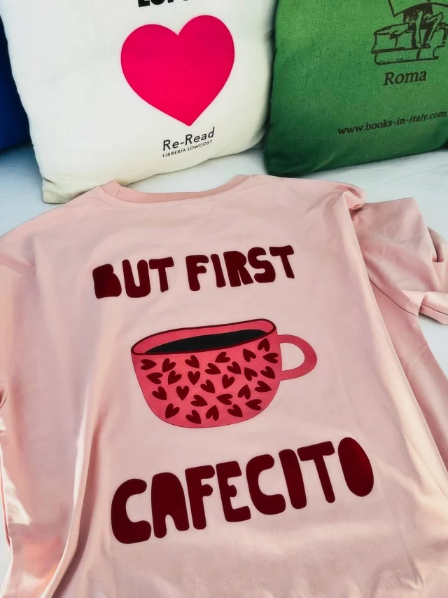 Hay regalos bonitos… y hay regalos que se sienten en el corazón 🫀

Esta semana no podía terminar sin presumir este detalle tan mega hermoso 🤭💛

Sí, la camiseta está chulísima…
pero lo que de verdad me tocó fue otra cosa:
saber que alguien pensó en mí.

Que eligió ese momento, ese regalo…
y lo acompañó con una plática preciosa 🫶🏽

Soy de poquísimas amistades, muy poquitas…
y justo por eso hoy valoro aún más lo que tengo.

Porque cuando hay conexión real,
cuando hay cariño del bueno…
no hace falta tener muchos, sino los correctos.

Gracias por este regalo tan bonito,
pero sobre todo… gracias por la amistad. 💛
.
.
.
#alto_voltaje_emocional #amistad #coffeelover #cafelito #blogpersonal