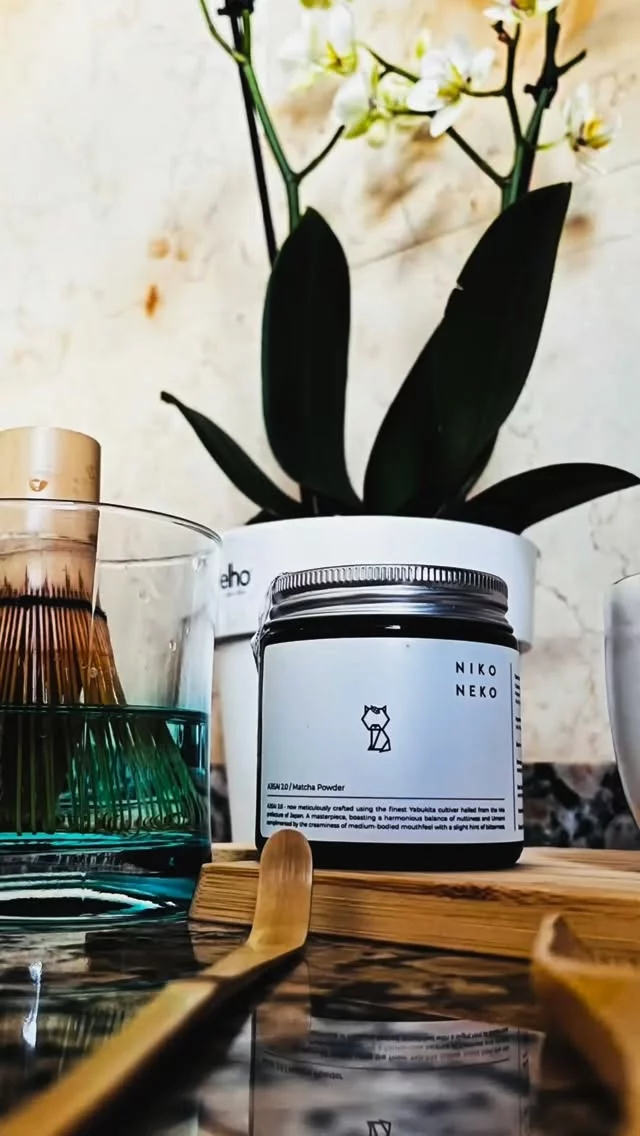 Martes con M de Matcha… y de “me voló la cabeza” 🤯🍵

Primera vez haciéndolo en casa…
y no es por nada, pero nos quedó MEGA DELI 😍💚

Este matcha lo trajimos desde Asia,
y sí… al principio dolió el precio 🫣

Pero después del primer sorbito…
entendí TODO 😮‍💨

Porque cuando algo es bueno…
se nota, se siente y se disfruta 🫀

Así la vida: probando, aprendiendo
y dándonos gustitos que sí valen la pena 💛
.
.
.
#alto_voltaje_emocional #matcha #tealovers☕️ #tematcha #japan