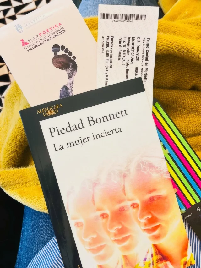¿Y si los libros llegan justo cuando más los necesitas?

Hace un año leí a Piedad Bonnett por primera vez y algo se movió adentro de mí. 

Sentí una opresión en el pecho. Un corazón latiendo distinto. No porque su historia fuera la mía, sino porque sus palabras me atraparon de una forma que pocas veces me ha pasado.

Después me acerqué al libro donde habla del suicidio de su hijo. Ahí me destrozó el alma. Y hoy, antes de escucharla en vivo en un festival —algo que reorganizó toda mi agenda semanal sin dudarlo—, terminé La mujer incierta (2024).

Y es una delicia.

Siempre me ha fascinado la gente mayor que yo. Sus experiencias, sus cicatrices, lo que han aprendido y aún cargan. Este libro se siente exactamente así: como una charla larga con una amiga sabia, en la que ella te va desvelando su manera de habitar el mundo. Sus dolores, sus memorias, sus silencios.

Estoy en una etapa de mi vida donde envejecer me sacude. Tengo preguntas que antes no me hacía. Un chingo de miedo al porvenir. Y leer a Piedad no me dio fórmulas —al contrario—, pero saber que alguien más se habita como yo, que compartimos dolores, que no estoy rara ni sola... eso fue suficiente. Eso fue todo.

La mujer incierta es para tomarte un café con Piedad. Pa’ recordar. Pa’ soltar. Pa’ reconocerte.

Habla de cosas que a mí me han quitado el sueño: el cuerpo, la comida, el miedo, la clase social y la huella que deja, vivir lejos del país natal, la sensibilidad, la condenada melancolía, los ataques de pánico, el duelo, los recuerdos que atormentan. Y también —como ella lo dice tan bien— de “ese desasosiego crónico que nos habita y que va cambiando con los años.”

Además: recomienda libros buenísimos. Y te deja con la boca abierta ante las sincronías de la vida y de su vida.

Hoy la escucho en vivo. No voy como fan ni como grupi. Voy a sentarme en mi butaca, en silencio, a escuchar.

A ver qué nos regala.

Gracias por leerme siempre. 🫶🏽
.
#alto_voltaje_emocional #alfaguara #piedadbonnett #colombia #marpoética