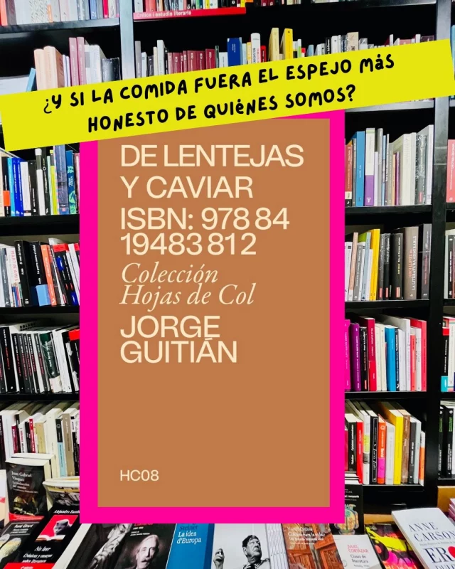 ¿Y si la comida fuera el espejo más honesto de quiénes somos?

Tengo el enorme privilegio de tener una familia de raritos como yo. Disfuncionales, intensos, con heridas y con historias —pero también con una manera muy peculiar de vivirse y de mirar el mundo. Y de uno de esos humanitos raros que comparten mi sangre llegó esta recomendación.

De lentejas y caviar, de Jorge Guitián. Y vaya libro.

Es como sentarte con un amigo que ha pensado mucho, ha vivido más, y te va contando sus reflexiones sobre el mundo a través de algo tan básico —y tan enorme— como la comida. Cada página me hizo parar. Pensar. Cuestionarme. Recordar. Y yo amo con locura cuando un libro me hace eso.

Porque la gastronomía no es solo cocina. Es uno de los mayores reflejos de nuestra humanidad: de cómo complicamos lo simple, de cómo simplificamos lo complejo, de quiénes somos en cada época y en cada lugar. Comemos para sobrevivir, sí. Pero también comemos para convivir, para mostrar nuestra cultura, para dejar huella de lo que vive una sociedad.

Este libro me recordó que reflexionar sobre la comida es reflexionar sobre nosotros mismos. Y que eso, bien escrito, es una delicia.

(Y sí: me fui directo a buscar la editorial y tuve que hacer varias inversiones que ya mañana les cuento. El trabajo editorial es precioso y muy bien curado. 👀)

¿Tienes algún libro que complemente este? ¡Sea bienvenido! Siempre ando buscando. 📚

Mil gracias por leerme. 🫶🏽 ¡Bonito día!
.
.
.
#alto_voltaje_emocional #colandcol #jorgeguitián #bookstagram #españa