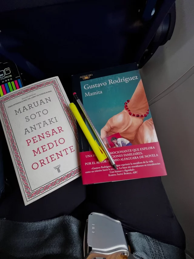 Hay lugares que no solo se visitan… te remueven algo por dentro 🫀🇮🇪
No sé qué tiene este lugar… pero siempre me sacude y me coquetea un poquito 😌

Hoy fue un día chulísimo:
de esos con clima bonito, planes simples
y todo eso que me hace bien 💛

Y lo mejor…
cerrarlo con mi italiana favorita 🤍

Qué regalo es volver a un lugar
y reencontrarte con personitas que te hacen sonreír,
mientras recorres espacios que ya se sienten tuyos.

Ah, y claro…
traigo conmigo a mis dos fieles compañeritos 📚
(listos para cualquier momento de escaparme a sus páginas).

De esos días que no hacen ruido…
pero se quedan contigo
.
.
.
#alto_voltaje_emocional #ireland #dublin #books bookstagrammer