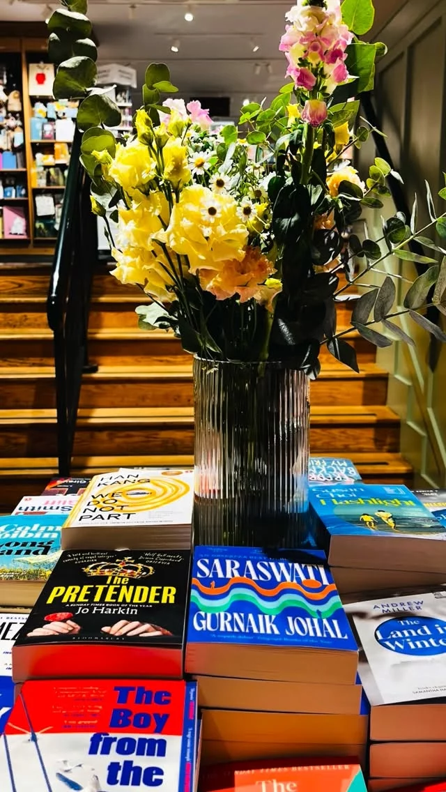 PROMESAS FALLIDAS… pero con finales felices 🤭📚

Yo: “ya no voy a comprar libros”
También yo, entrando a una librería: 👀🫠

Es que… ¿cómo resistirse?
Estante tras estante lleno de joyitas,
libros que te hablan, que te guiñan el ojo…
y una cae 😌

Así que sí, lo acepto:
soy débil… pero feliz 💛

Aquí van mis “no tan necesarias”
pero muy bien disfrutadas inversiones de hoy 📖

#alto_voltaje_emocional #librería #dublin #bookstagram #books