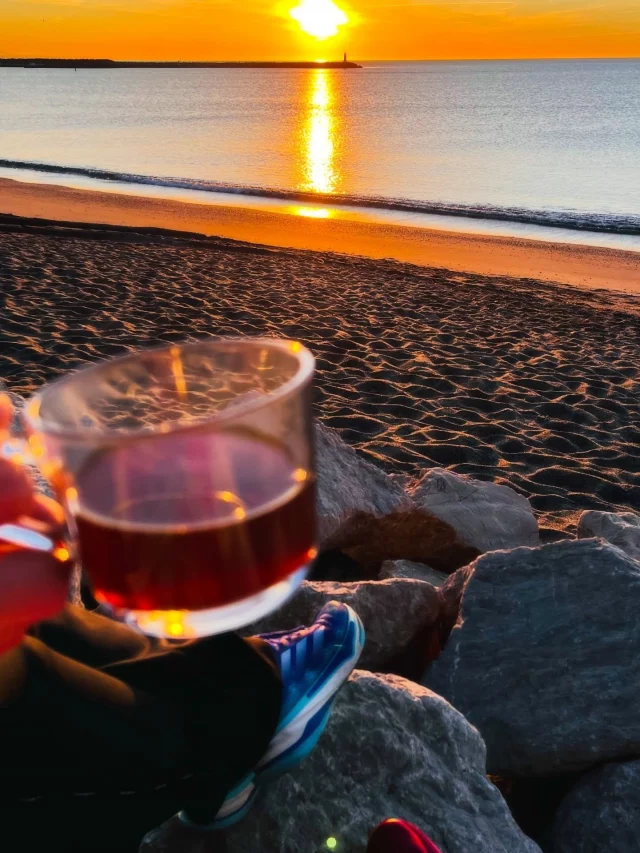 Feliz martes ☀️🫀

Hay mañanas que ya empiezan bien…
y si les sumas un cafelito, mejor todavía ☕

Mi ecuación de hoy:
mar + amorcito + cafelito = día bonito 🌊💛

Ojalá encuentres tu pequeño momento hoy…
ese que te haga decir: “qué chulo está esto” 😌

Que sea un gran día para todos.
.
.
.
#alto_voltaje_emocional #coffelover #cafelito #amanecer #blogpersonal
