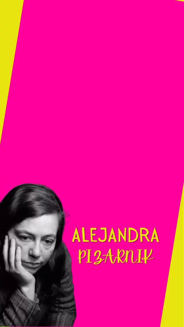 ❤️ Así, tal cual… ❤️🫰🏽

Hoy recuerdo a Alejandra Pizarnik,
una voz que no pasa… se queda.

Su poesía tiene algo muy suyo:
te toca despacito…
pero profundo.

La sensibilidad con la que escribe
no solo se lee,
se habita.

Y ahí, entre sus palabras,
muchas veces también nos encontramos nosotros.

#alto_voltaje_emocional #alejandrapizarnik #poesia #bookstagramespaña #argentina