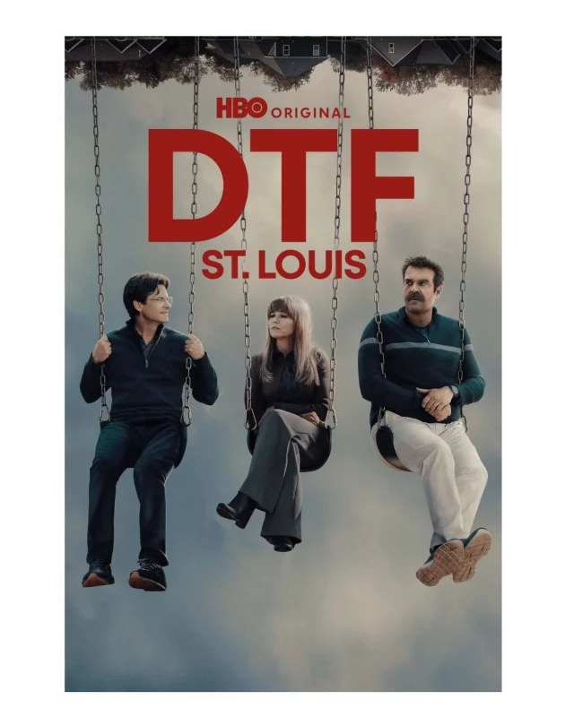 Necesito hablar de esto… porque no puedo quedármelo solo para mí 😅🎬

¿Te pasa que ves algo y te deja pensando toda la semana?
Bueno… así me tuvo esta serie.

Cuando algo me gusta, me pongo intensa (sí, aceptado 🤭):
quiero saber si viste lo mismo que yo,
si sentiste lo mismo,
o si hay algo que se me escapó.

Y esta vez fue con DTF St. Louis (HBO).

No soy muy fan del suspenso, pero aquí caí.
Y caí bien.

Además, la vi como antes:
un capítulo por semana.
Y qué delicia volver a eso…
porque te da tiempo de digerir, pensar, conectar.

Intenté recomendarla… nadie me hizo caso 😂
(pequeño dolor lector/seriéfilo).

Pero luego pasó algo bonito:
encontré a gente en internet hablando de ella,
y ahí recordé que A VECES este mundo virtual sí conecta 🫀

¿Y por qué verla?

Porque se quita de encima esa idea de que todo tiene que ser “correcto” o perfecto.
Porque muestra personajes reales, con problemas reales.

Habla de:
— el cuerpo, la apariencia, y que esto no solo afecta a las mujeres
— el desgaste sexual
— el vacío existencial
— la amistad
— la crianza
— dedicarte a lo que te gusta pero no poder pagar las cuentas…

Y todo esto mientras intenta resolver una muerte…

Ahí es donde la serie juega contigo.
Cada capítulo te cambia la mirada.

Y eso… se disfruta mucho.

Si alguien la ve, yo invito el cafelito ☕
porque NECESITO platicarla 😌

Bonito día.
.
.
.
#alto_voltaje_emocional #dtf #hbo #series #blogpersonal