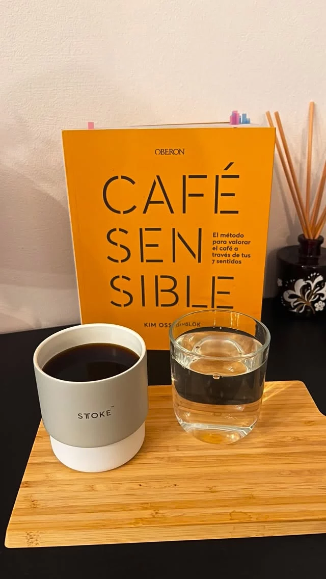 ¿Y si tomar café fuera, en realidad, un acto de gratitud?

Llevo un tiempo en un enamoramiento profundo con el café. Y como esta cabecita obsesiva necesita explicaciones para todo, era inevitable que ese amor llegara también a los libros.

Café sensible (2024), de Kim Ossenblok, fue el primero. Y vaya acierto.

Este libro no habla del café como una bebida que te da energía. Habla de él como lo que es: un regalo de la naturaleza con decenas de manos detrás, con eslabones invisibles que merecen ser valorados. Y eso conectó conmigo de una manera que no esperaba.

Porque el café, para mí, es de esos regalos que no quiero contaminar con nada. Sin azúcar. Sin leche. Sin prisa. Solo yo, mi tacita, y todos mis sentidos despiertos.

Desde que leí este libro, tengo un ritual:
Respiro de manera consciente. Cuido mi postura. Cierro los ojos unos segundos. Los abro lentamente. Acerco la taza a mi nariz y huelo ese aroma. Doy el primer sorbito, lo paso por toda la lengua y siento cómo va activando cada zona, cómo las notas aparecen una a una. Dejo que se enfríe un poco —los cafés de especialidad van cambiando con la temperatura— y sigo gozando en silencio, sin pensamientos, solo presente.

Lo que más amé del libro: descubrir que mi sensibilidad es tan poderosa como para hacerme disfrutar de esa manera.

Eso no lo sabía. Ahora no lo olvido.

¿Alguien con algún ritual cafetero? ☕🫶🏽
. 


#alto_voltaje_emocional #coffeelover #cafesensible #kimosborne #bookstagram