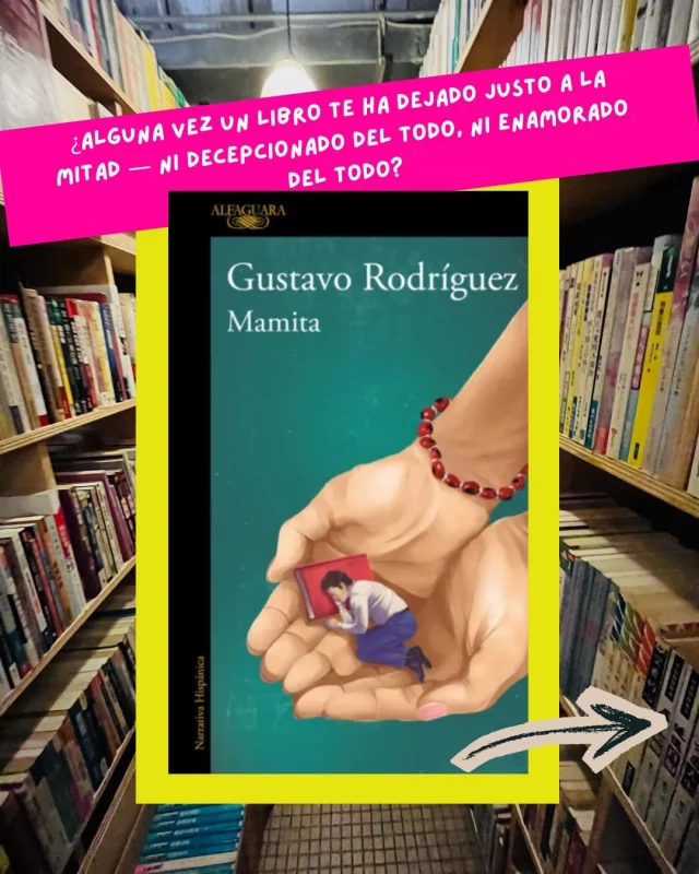 ¿Alguna vez un libro te ha dejado justo a la mitad — ni decepcionado del todo, ni enamorado del todo?

A mí me pasó con Mamita (2025), de Gustavo Rodríguez. Y creo que vale la pena hablar de eso también.

El arranque es muy bueno: una historia donde no sabes cuánto es ficción y cuánto es leyenda familiar. Sabe a Latinoamérica de verdad — y cada vez que leo más narrativa latinoamericana entiendo mejor por qué: hay una entraña para contar que es difícil de explicar pero fácil de sentir.

La premisa me atrapó: Rodríguez escribe este libro para entregárselo a su madre, quien por su avanzada edad quizás sea la última obra que ella lea. Con eso como punto de partida, el libro teje la historia familiar de esa madre y el presente del propio escritor.

Hermoso punto de partida. Y hay momentos realmente conmovedores.

Pero algo no terminó de encenderse en mí.

Lo que sí amé — con todo el corazón — fueron tres personajes secundarios que se robaron el libro entero:

Hitler, el chofer que transporta al escritor. Con ese nombre tan peculiar y esas conversaciones tan profundas, fue mi favorito absoluto.

Chelita, una perrita rescatada de un taller mecánico donde intentaron hacerla agresiva y nunca lo lograron. Cada vez que aparecía, yo podía imaginar perfectamente esa miradita triste y agradecida. Me derritió.

Roni, el hermano encargado del cuidado de la madre. Con su vacío, su pasado y un humor tan ácido como tierno.

Esos tres me los llevo. El resto se me quedó con el freno de mano puesto.

¿Fui yo? ¿Fue el libro? Tal vez ambos. Así es la vida lectora: no todos los libros resuenan en el momento justo. A veces el tiempo los acerca. 
A veces no.

¿A ti te ha pasado? 📚🫶🏽

¡Bonito día! 
.
.
.
#alto_voltaje_emocional #alfaguara #recomiendoleer #bookstagrammer #peru