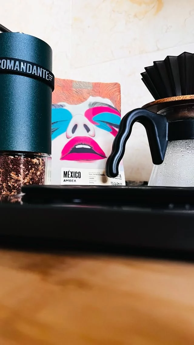 Hay rituales chiquitos que le acomodan a uno el alma… ☕️📚🫀

Hoy tocó cafelito mexicano en nuestro Origami, acompañado de uno de esos libros que se disfrutan lento, sorbito a sorbito: The Book of Coffee. A Philosophy, de Julian Baggini.

Y qué cosa tan bonita encontrar un libro que no habla solo del café, sino de todo lo que ocurre alrededor de una taza: las pausas, la atención, la compañía, el silencio, el placer de detenernos tantito en medio del ruido de la vida.

Porque un buen cafelito nunca es solo café.
Es tiempo.
Es ritual.
Es memoria.
Es apapacho.

Este libro me hizo pensar muchísimo en cómo vivimos todo tan rápido, incluso aquello que debería saborearse despacito. Y justo por eso lo leí acompañado de un cafecito filtrado, viendo cómo caía cada vertido, oliendo cada nota y dejando que el momento hiciera lo suyo.

Hay libros que se leen…
y hay otros que se habitan.
Este es de esos ☕️

Ojalá hoy también encuentren aunque sea unos minutitos para ustedes: un cafelito rico, un libro bonito y un respiro profundo.

Qué privilegio tan enorme es poder disfrutar algo tan sencillo y tan poderoso a la vez 🫶🏽

#alto_voltaje_emocional #coffeelover #libros #julianbaggini #jameshoffmann