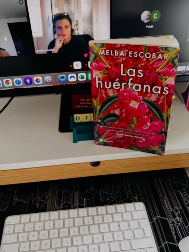 ¿Puedes sentirte huérfana aun con tus padres vivos? 💔

La semana pasada participé, por fin, en un club de lectura virtual al que llevaba meses queriendo entrar. Siempre se atravesaban los horarios, la vida adulta y sus eternas burocracias.

Compré Las huérfanas, de Melba Escobar, y me llegó justo esa misma semana. Pensé que no me daría tiempo de leerlo.

Pero el libro tenía otros planes.

Traía como un imán. Quería ser leído. Y terminó abriéndome una herida que yo creía mucho más cerrada.

Las huérfanas, de Melba Escobar, habla de algo que pocas veces se nombra: sentirse huérfana aun con los padres vivos. De atreverse a hablar de los padres —eso que tanto nos cuesta—, y sobre todo, de la madre. De los secretos que nadie abre. De querer darle forma a tu historia y no saber hasta dónde la memoria ya la alteró sin pedirte permiso.

Pero lo más poderoso del libro es la honestidad con la que Melba se mira a sí misma y a su madre. Y creo que por eso tantos podemos reflejarnos en sus palabras, aunque nuestras historias no se parezcan.
Porque eso fue lo que me pasó.

El libro me llevó directo a mi propia orfandad. No porque mi historia sea igual a la de Melba —porque no lo es—, sino porque ambas están tejidas con ese mismo hilo invisible de la ausencia.

Y si somos honestos, muchos venimos de historias familiares mucho más complejas de lo que nos gusta admitir. Somos hijos del deber ser, de silencios heredados, de heridas que nadie supo nombrar y de familias que hicieron lo que pudieron con lo que tenían.

Por eso agradezco tanto este tipo de libros. Libros donde los escritores se desprenden un poquito de sí mismos para regalarnos su historia. Porque para eso sirve la literatura: para sentirnos menos solos. 

Y la joya total fue el club de lectura 🫶🏽

Hacía muchísimo que no encontraba un espacio con conversaciones tan honestas, tan sensibles y tan latinoamericanas. Escuchar a Melba hablar del libro y escuchar las reflexiones de los demás fue un apapacho enorme para el alma.
Si alguien ya lo leyó, yo invito el cafelito y lo platicamos ☕📚
.
.
#alto_voltaje_emocional #melbaescobar #colombia #recomiendoleer #bookstagramespaña
