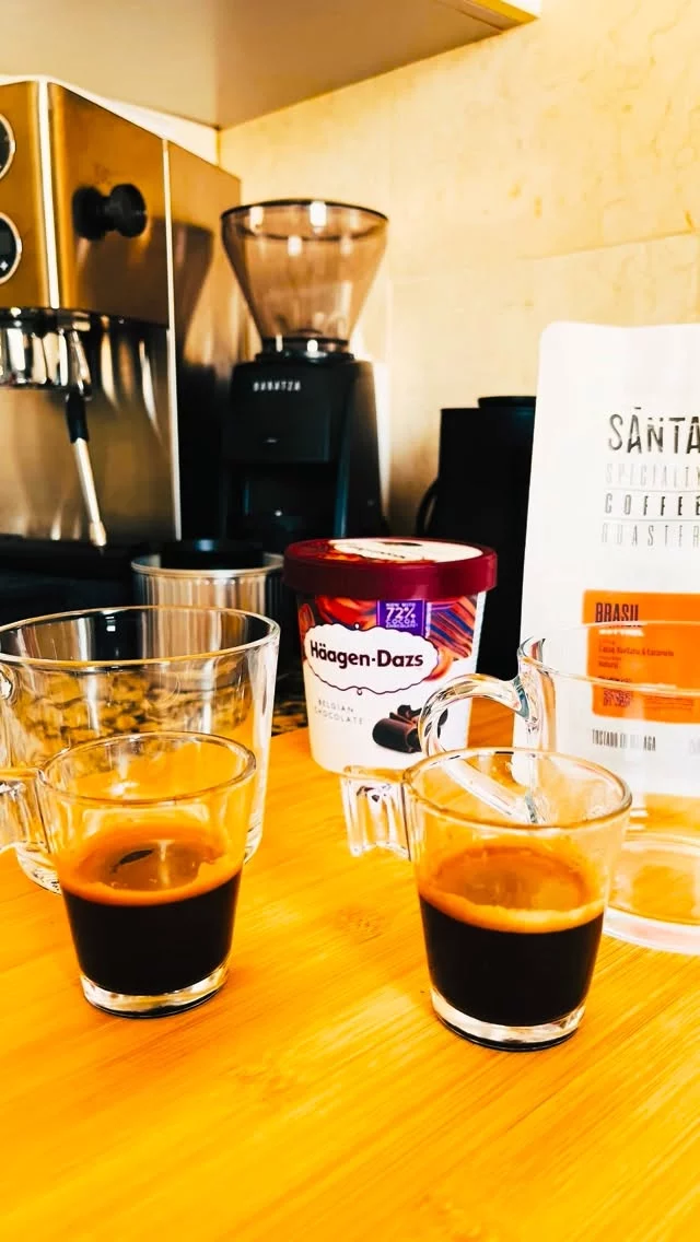 Confesión cafetera del finde 🤭☕🍨

Tengo una MUY mala influencia en este hogar… y sí, hoy caí ante la tentación 😌

Yo siempre digo que el cafelito no se mezcla, que solito ya es perfección… peeeero esta vez me tocó tragarme mis propias palabras porque: espresso + heladito de chocolate = cosa seria 🤌🏽

Sí, es una bomba.
Sí, seguramente el azúcar y la cafeína andan haciendo fiesta en mi cuerpo.
Pero también sí: está tremendamente deli 🤭

Moraleja del día: nunca digas nunca, porque luego llega algo rico y te cambia las reglas del juego ☕🍫

Ahora necesito saber:
¿team cafelito solito o también hay que caer en estas tentaciones cafeteras? 👀

Bonito finde 🫶🏽

#alto_voltaje_emocional #coffeelover #blogpersonal #cafeexpresso #chocolate