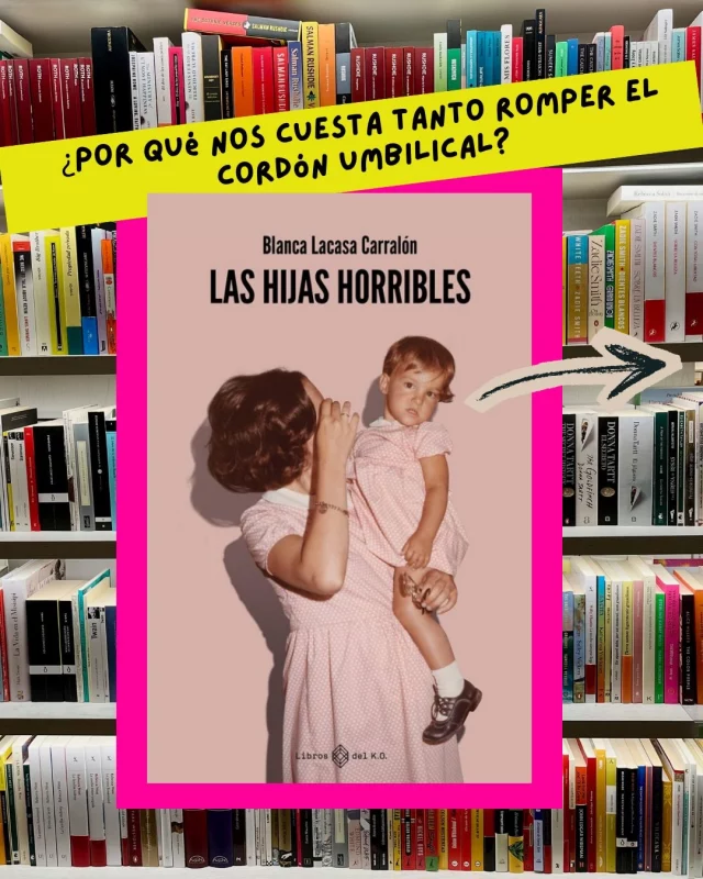 ¿Por qué nos cuesta tanto romper el cordón umbilical?

Mayo me puso delante dos libros que no tenía planeados y que, juntos, me removieron más de lo que esperaba. Primero Las huérfanas. Y justo después, este: Las hijas horribles, de Blanca Lacasa.

Y la verdad me dejó con un sabor semi amargo. No por su calidad —sino por todo lo que removió en mí.

Las hijas horribles es un ensayo sobre la relación entre madres e hijas. Lo analiza desde distintos ángulos y, en cada capítulo, hay pequeños fragmentos de historias reales que funcionan como espejos.

Espejos que, vistos con un poco de distancia, rechinan.

A mí no me encantó verme reflejada en muchos de ellos. Pero eso, precisamente, es lo que hace que valga la pena leerlo.

Creo que vivimos en una época en la que hay mucha presión por ser los buenos de la película —y en esa trampa cae también la relación madre-hija. Queremos madres perfectas. Queremos ser hijas perfectas. Y en ese intento de sanitizar algo que es, por naturaleza, caótico y complejo, terminamos construyendo algo tremendamente tóxico.

Yo no quiero una vida purificada de todo lo difícil. Pero sí me gustaría una más libre: con menos etiquetas, menos expectativas, y con la valentía de aceptarnos humanas — con todos nuestros claroscuros.

Ahí coincido mucho con la autora: la trampa más grande no es la relación en sí, sino juzgar a nuestras madres desde nuestro presente. Mirarlas obsesivamente hacia atrás, olvidando que esto va de nosotras. De nuestras vidas. De nuestro presente.

Aprender a dejar de ser esa hija. Relacionarnos con nuestras madres desde quienes somos hoy —y desde quienes son ellas hoy. Eso está muy complejo. Pero sería muy bonito lograrlo.

Aún tengo mucho por digerir de este libro.

Ha sido una gran experiencia leerlo — y leerme. Así que hay trabajo por hacer. 🫶🏽

¡Bonito día! 
.
#alto_voltaje_emocional #blancalacasa #lashijashorribles #libros #bookstagramespaña