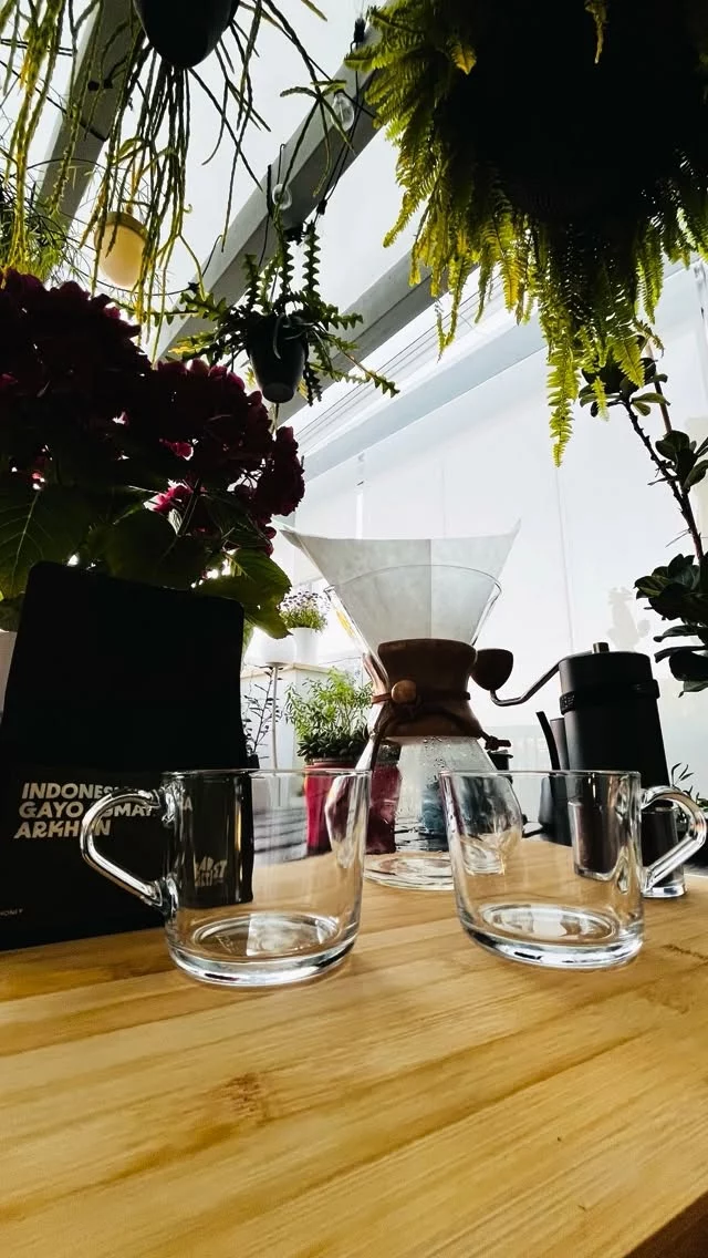 Ya huele a verano… y eso solo significa una cosa: cafelito rico ☀️☕

Pa’ ponerle alegría a este lunes, hoy tocó cafelito en Chemex (que, seamos honestos, además de hacer café, es tremendamente guapa 🤭).

El cafelito de hoy fue de Indonesia 🇮🇩 y les voy a ser muy honesta: cuando lo compramos me dolió un poquito bastante el precio 🫣… peeeero ahora mi único arrepentimiento es no haber comprado más.

Está mega deli. De esos cafelitos que te hacen cerrar los ojos un segundito pa’ saborear mejor la vida.

Y algo que amo del café es eso: que un lunes cualquiera puede sentirse tantito más bonito. Un ritualito, una pausa, un apapacho en taza.

Que esta semana venga con cosas chulas, con momentos ricos y con muchos motivos para seguir disfrutando esta vida humana 🤍

.
.

#alto_voltaje_emocional #coffeelover #chemex #rituales #2026