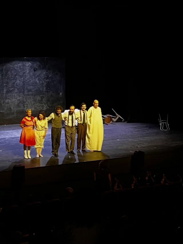 Hay obras de teatro que entretienen… y otras que se te quedan viviendo en la cabeza. 🎭

Ayer tocó ir al teatro y, de verdad, creo que es la primera vez que una obra me quita el sueño. Literal: eran las 2:00 a. m. y yo seguía pensando en ella.

La obra fue Señora Einstein, y pfff… qué sacudida.

Con solo cinco actores, construyen la historia de Mileva Marić, la primera esposa de Einstein: matemática y física, una de las pocas mujeres admitidas en el Politécnico de Zúrich a finales del siglo XIX, madre de sus hijos y una figura que, hasta hoy, sigue generando preguntas sobre cuánto contribuyó realmente al trabajo científico de Einstein.

Porque sí, hay cartas, teorías, investigaciones y muchas posturas distintas. No hay respuestas simples. Pero lo que sí parece indiscutible es que Mileva renunció a gran parte de sus propios sueños mientras la figura de Einstein crecía hasta convertirse en un mito.

Y ahí fue donde la obra me atravesó.

Pensar en una mujer brillante, en una época donde ser mujer ya implicaba empezar desde atrás. Pensar en lo que significa acompañar el sueño de alguien mientras el tuyo se va quedando en pausa. Pensar en las renuncias, en las maternidades, en las relaciones, en la desigualdad de esos tiempos… 

La historia de Mileva fue dura: terminó separada de Einstein, con enormes dificultades económicas y cuidando a uno de sus hijos, que vivió con una enfermedad mental severa. Murió en Zúrich en 1948, lejos de aquella vida que quizá imaginó cuando también soñaba con la ciencia.

Y sí, sé que toda historia tiene matices, versiones y zonas grises. Pero hay vidas que te dejan pensando muchísimo.

Ayer Mileva me dejó más preguntas que respuestas… y creo que eso también hace grande al teatro: sacudirte lo suficiente como para seguir pensando cuando ya bajó el telón.

.

#alto_voltaje_emocional #teatro #milevamarić #señoraeinstein #estepona